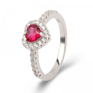 рубиново-красное кольцо в форме сердца